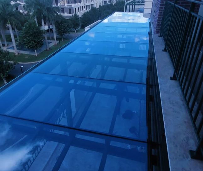 Cobertura de Vidro em Blumenau - Espaço externo com cobertura de vidro sob medida