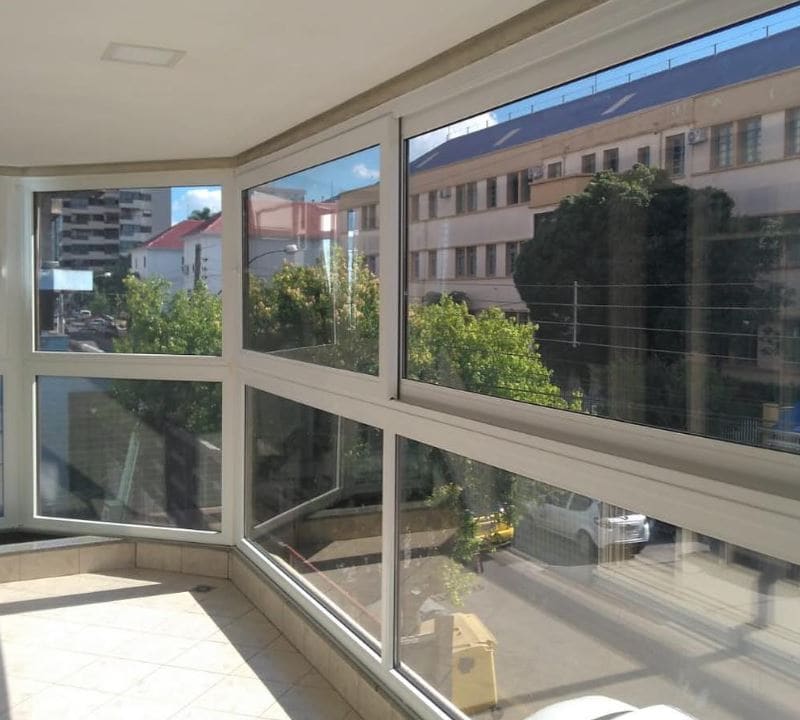 Envidraçamento de Sacada em Blumenau - Varanda com vista panorâmica e fechamento em vidro