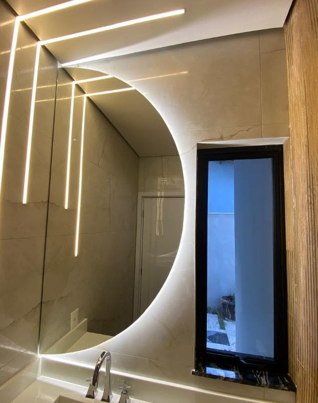 Espelhos em Blumenau - Ambiente moderno com espelho decorativo e acabamento refinado