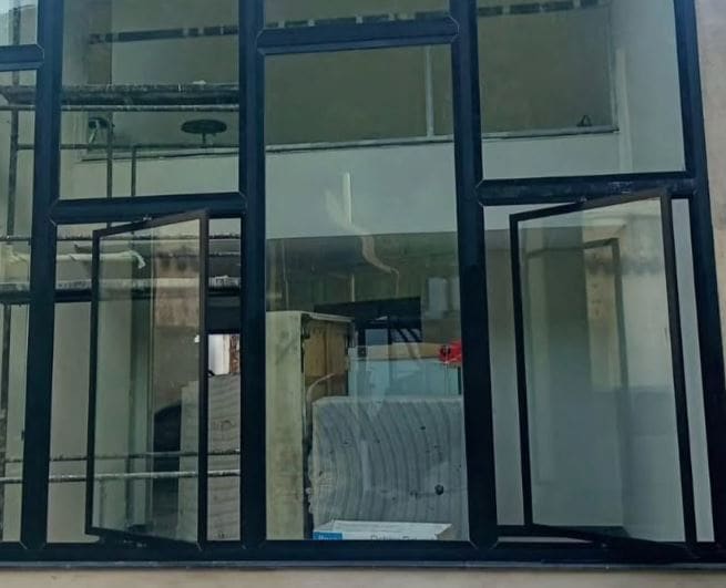 Fachada de Vidro em Blumenau - Edifício comercial com estrutura metálica e vidro