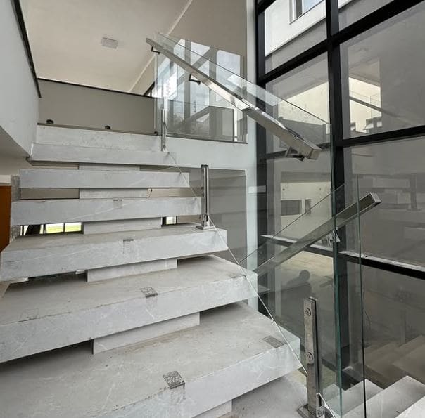 Guarda-corpo de vidro Blumenau - Escada com guarda-corpo em vidro laminado temperado