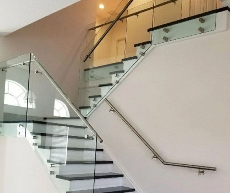 Guarda-corpo de vidro em edifício moderno Blumenau