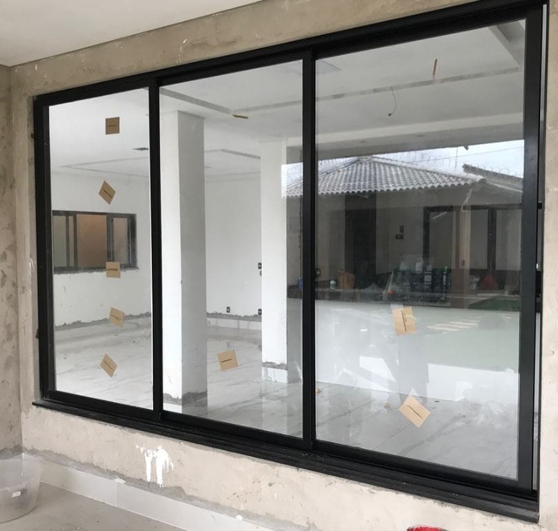 Janelas de vidro Blumenau - Sala com janelas amplas de vidro temperado e luz natural