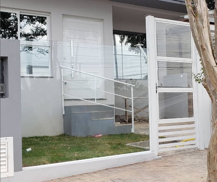 Muro de Vidro em Blumenau - Casa moderna com vidro na área externa