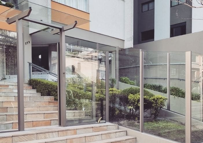 Muro de Vidro em Blumenau - Fachada residencial com fechamento em vidro