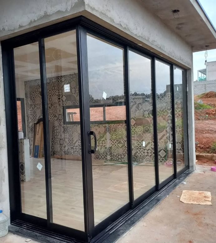 Porta de vidro Blumenau - Interior moderno com porta de vidro temperado