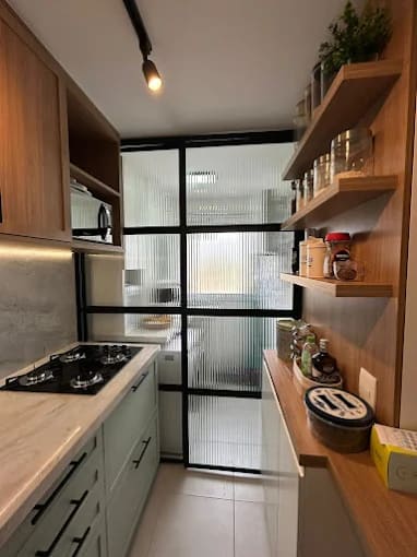 Vidro Canelado em Blumenau - Ambiente com divisória elegante e textura vertical
