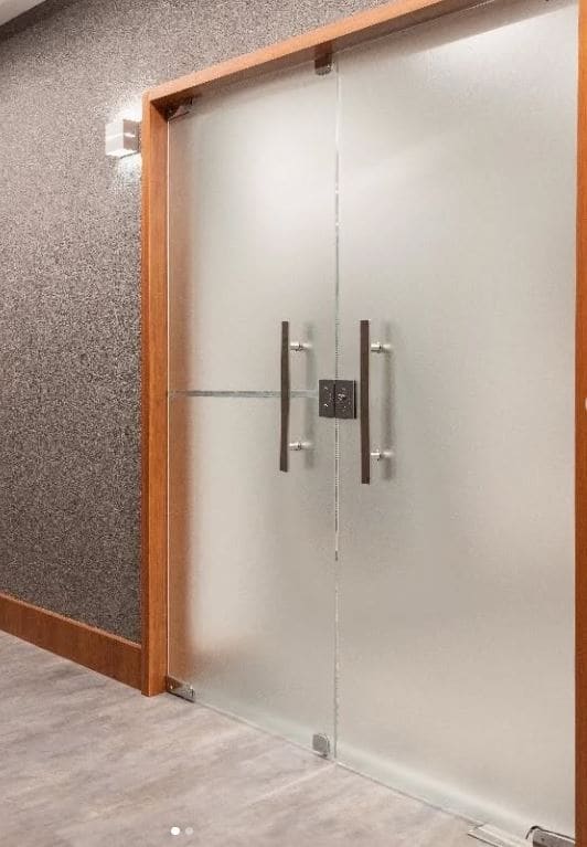 Vidro Jateado em Blumenau - Sala comercial com divisória elegante em vidro fosco